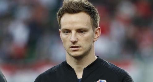 أول الراحلين.. برشلونة يعلن انتقال راكيتيتش إلى إشبيليه